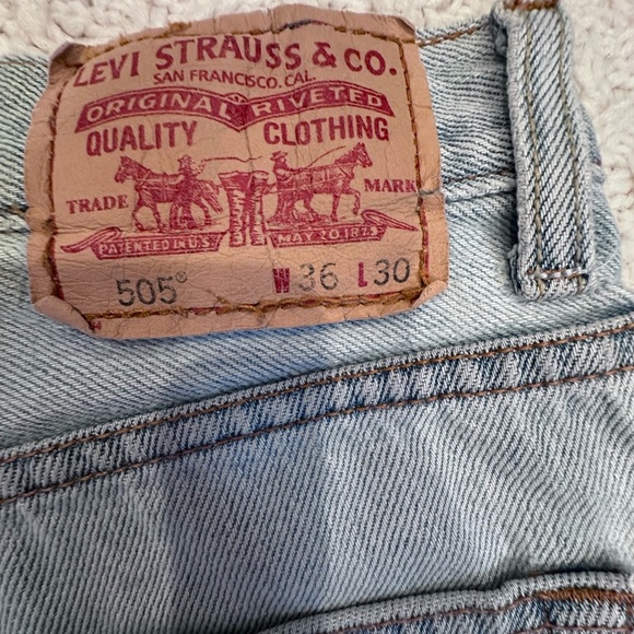 LEVIS 505 VINTAGE WOMENS 36/30  Distressed Light Blue Denim Shorts - Picture 7 of 13